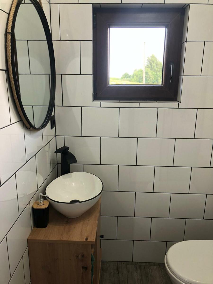 Drewniany domek na wsi - Housity