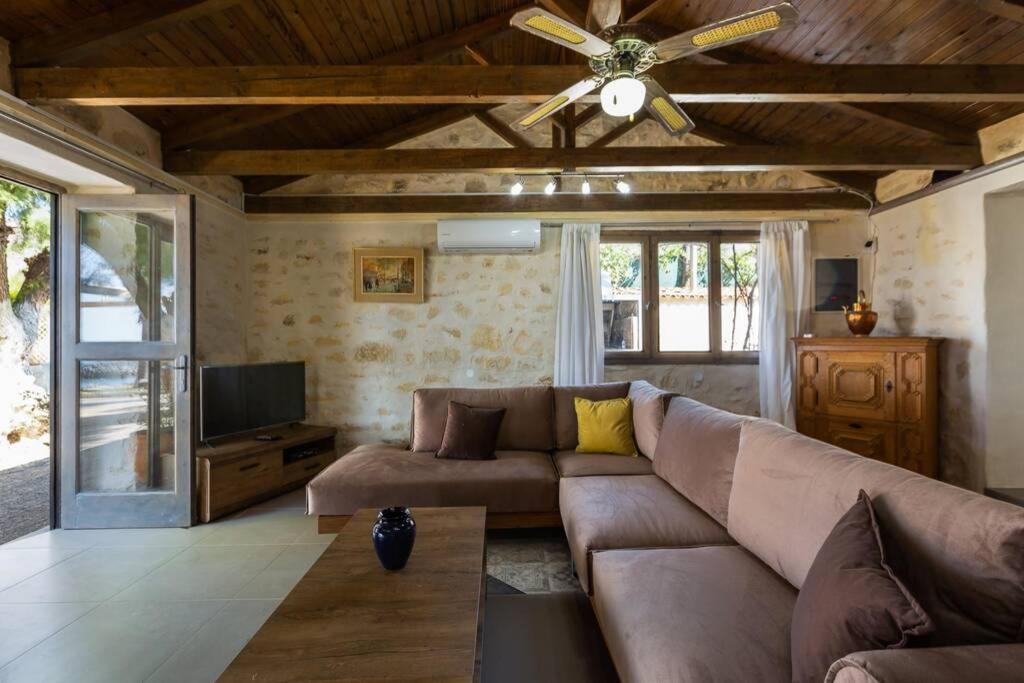 Villa Proto Helidoni - A cozy beachfront Villa - Housity