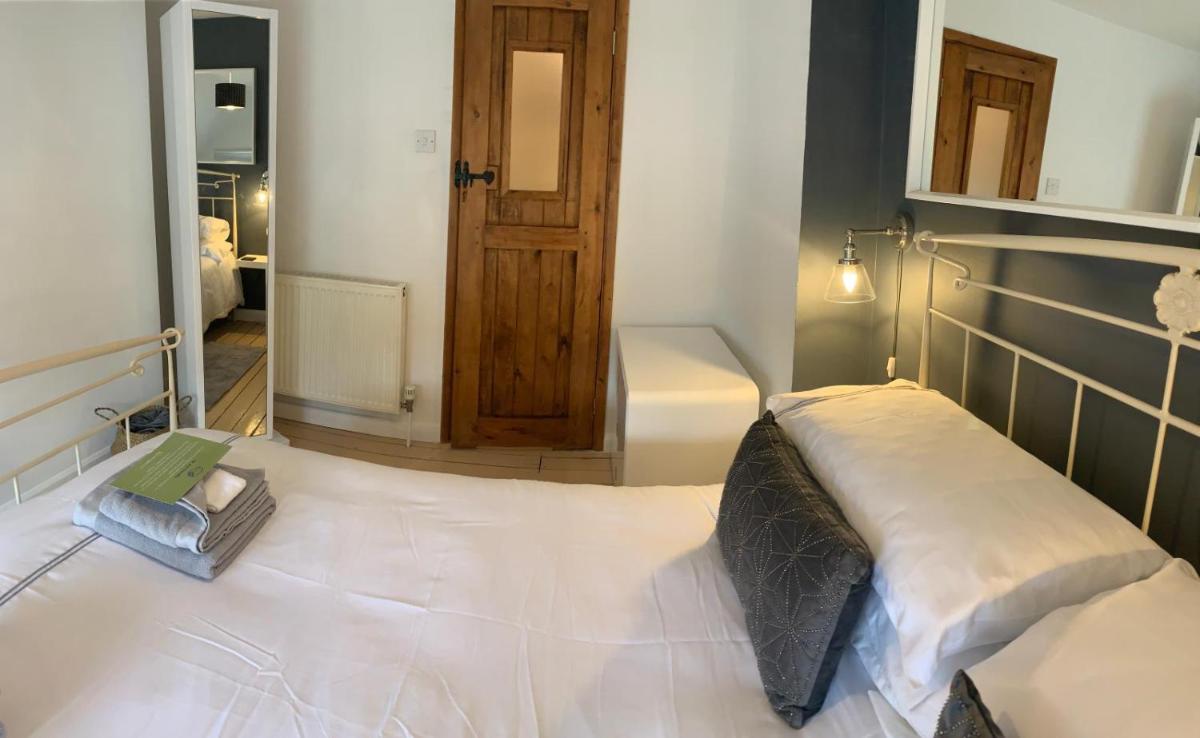 The Tenth House, Grade II Listed Georgian Town House, Wirksworth, Derbyshire, Peak District Cottage, Sleeps 4 - Housity