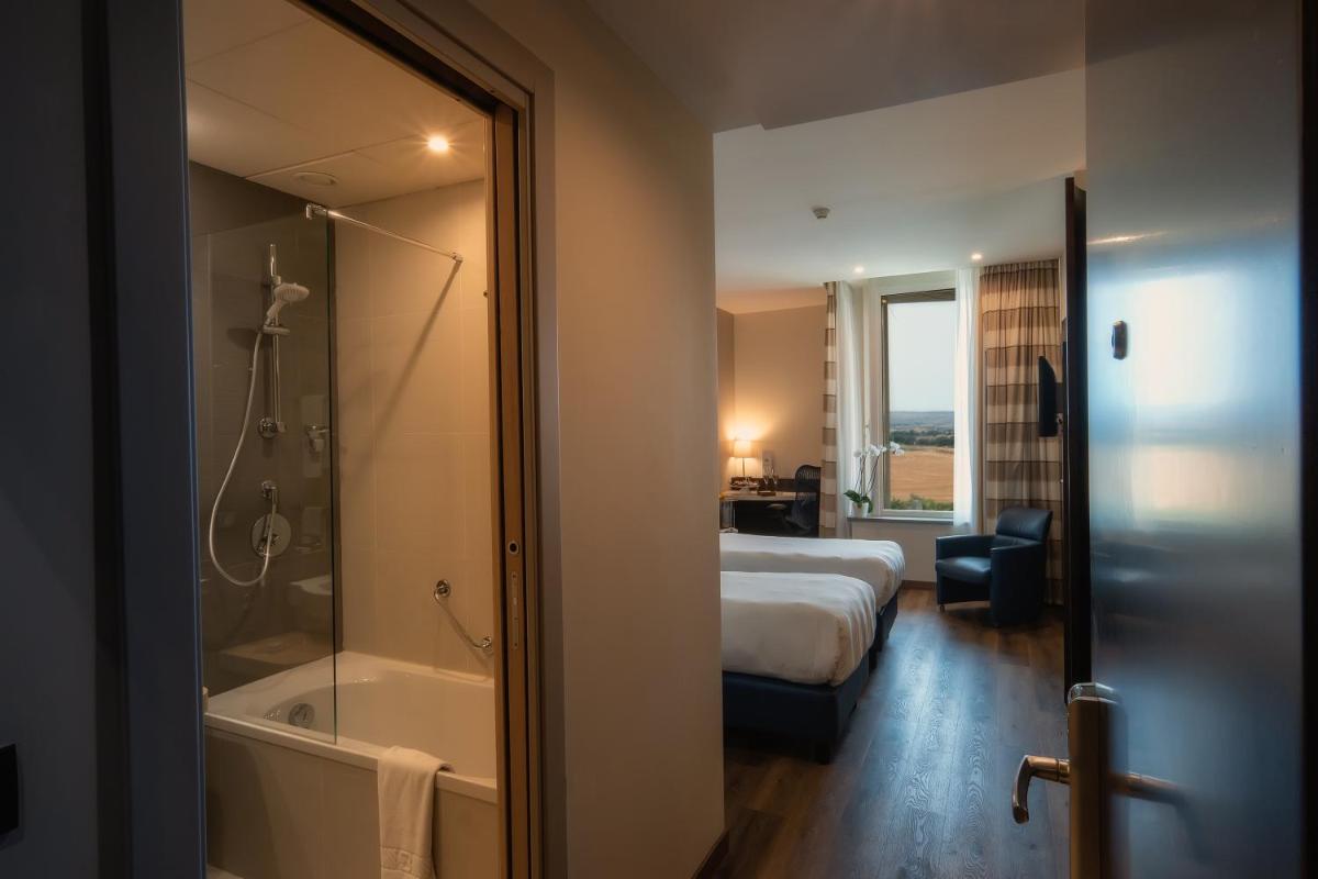 UNA HOTELS MH Matera - Housity