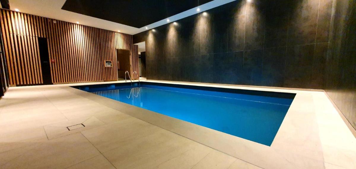 Piscine de l'établissement Best Western Armor Park Dinan et Spa ou située à proximité