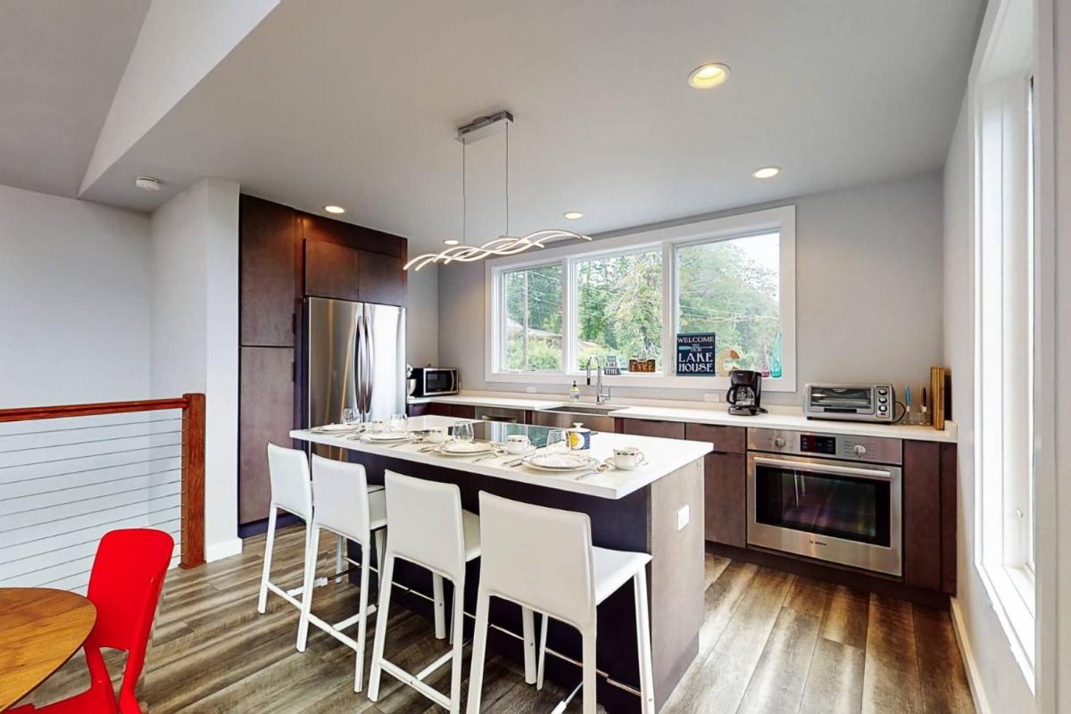 Ridgeway Lake House - Housity