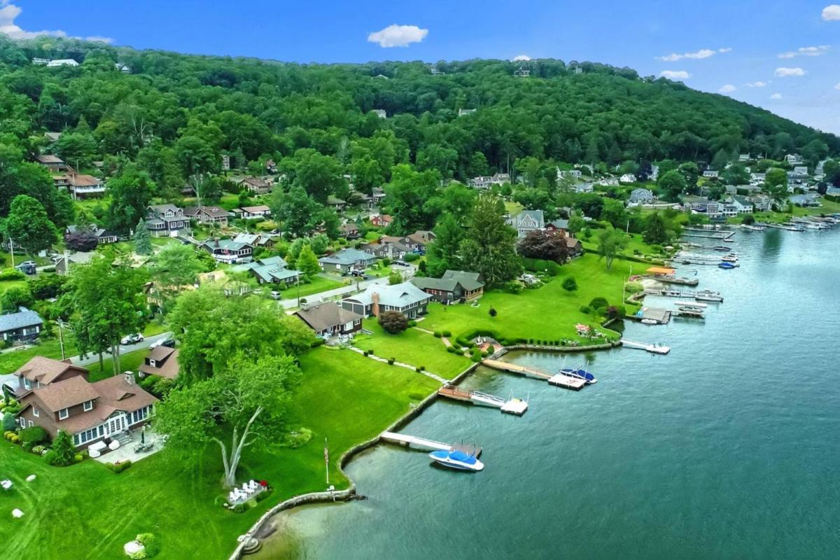 Ridgeway Lake House - Housity