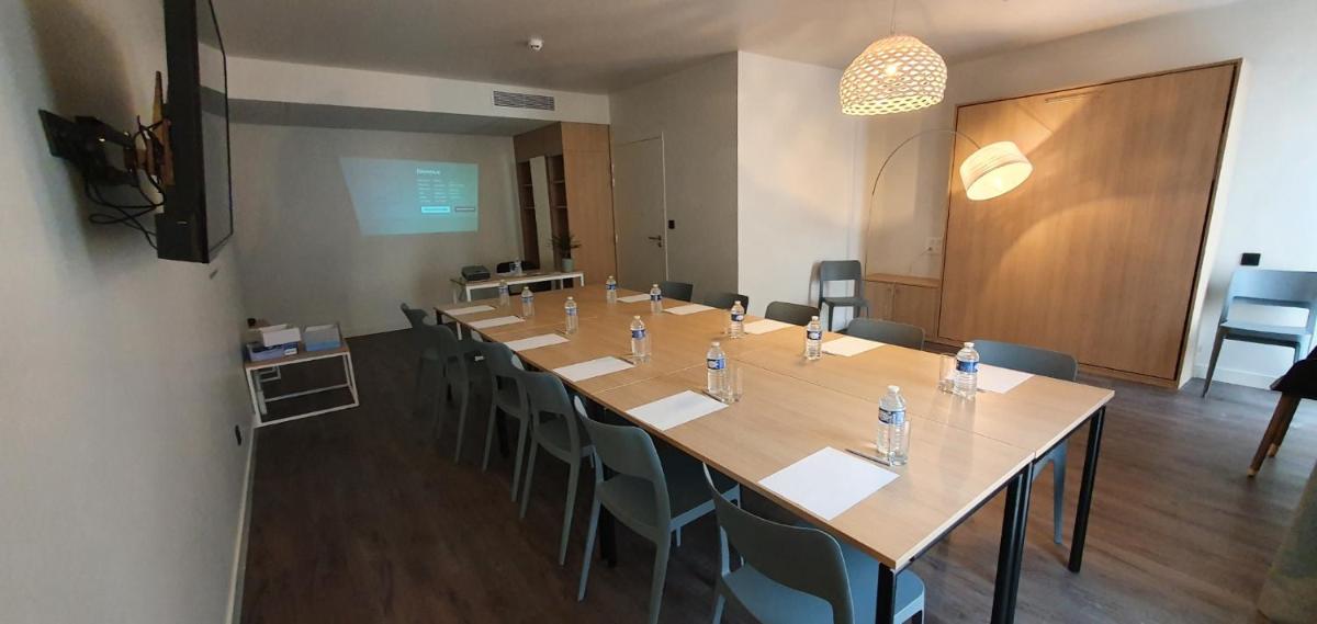 une salle de conférence avec une longue table et des chaises dans l'établissement Best Western Armor Park Dinan et Spa, à Dinan 68 autres photos