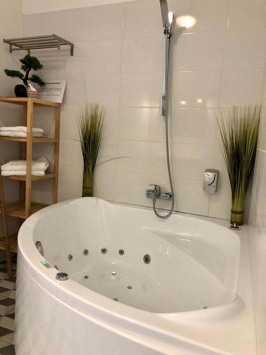 Salle de bains dans l'établissement Hôtel Saint Louis