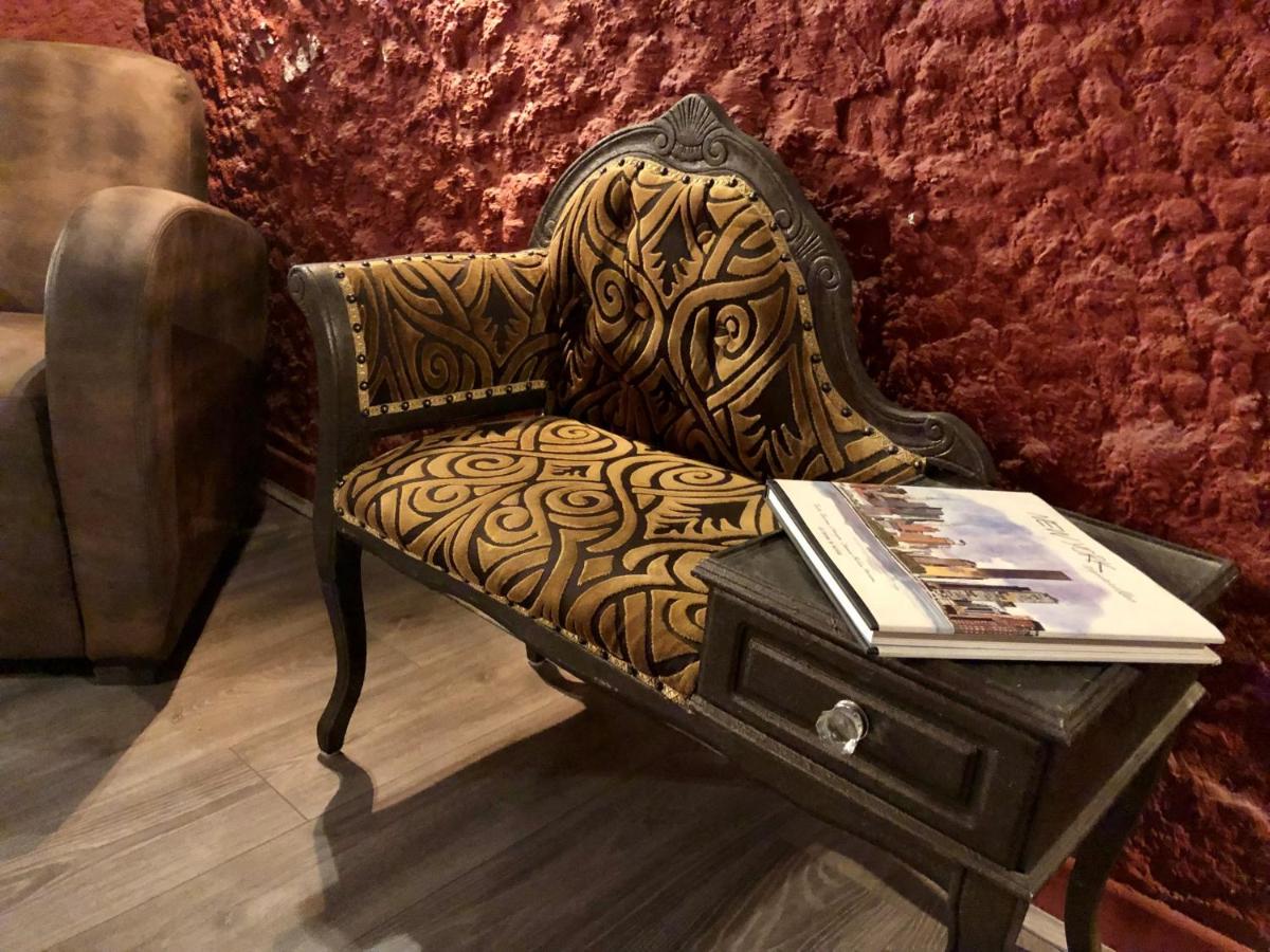 Coin salon dans l'établissement Hôtel Saint Louis