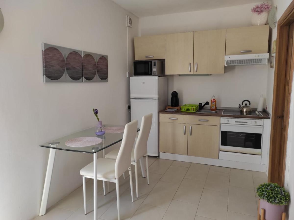 Studio apartment with private terrace, Jacuzzi & views - Housity