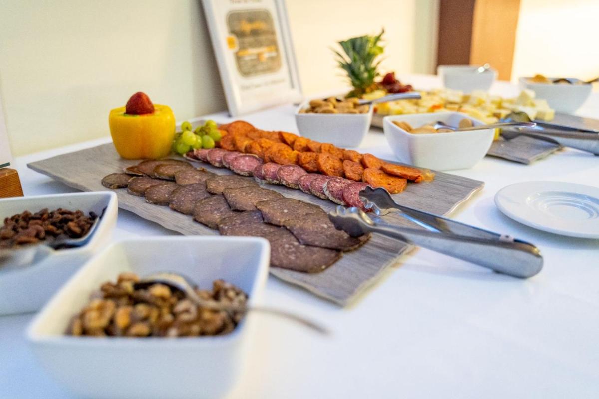 Comida en o cerca de este hotel