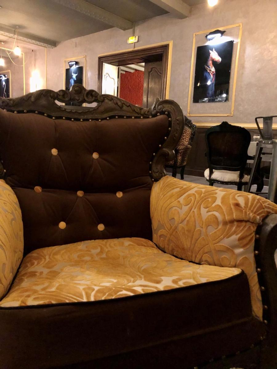 Coin salon dans l'établissement Hôtel Saint Louis
