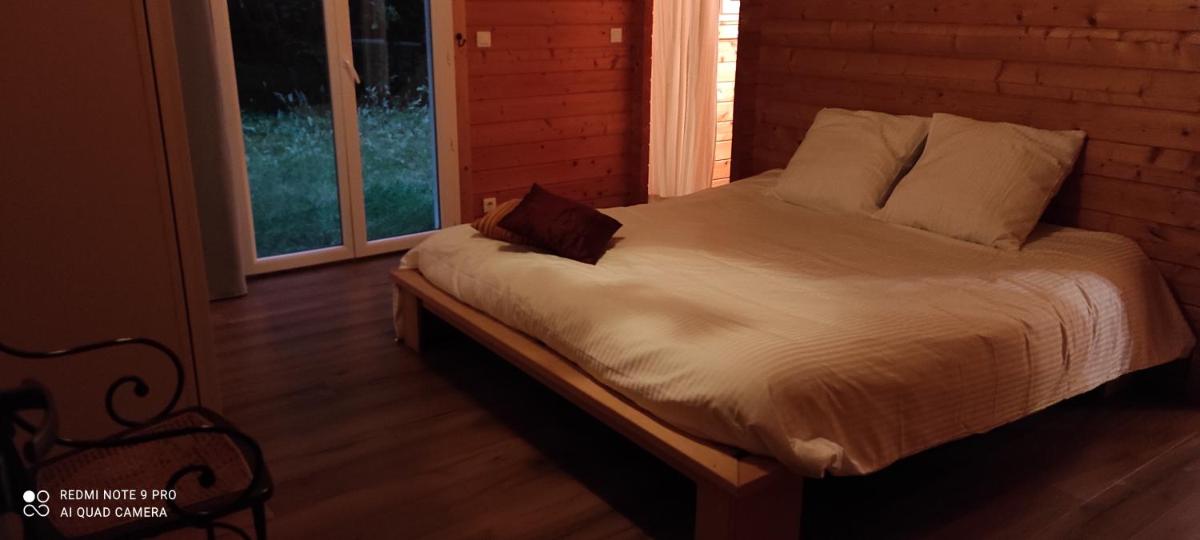 Suite parentale dans maison en bois Carcans - vue jardin - Housity