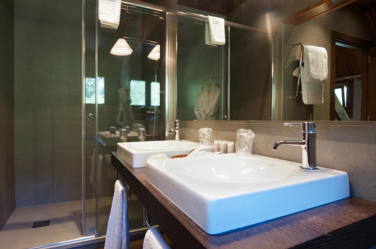 Un baño de Hotel Manantial
