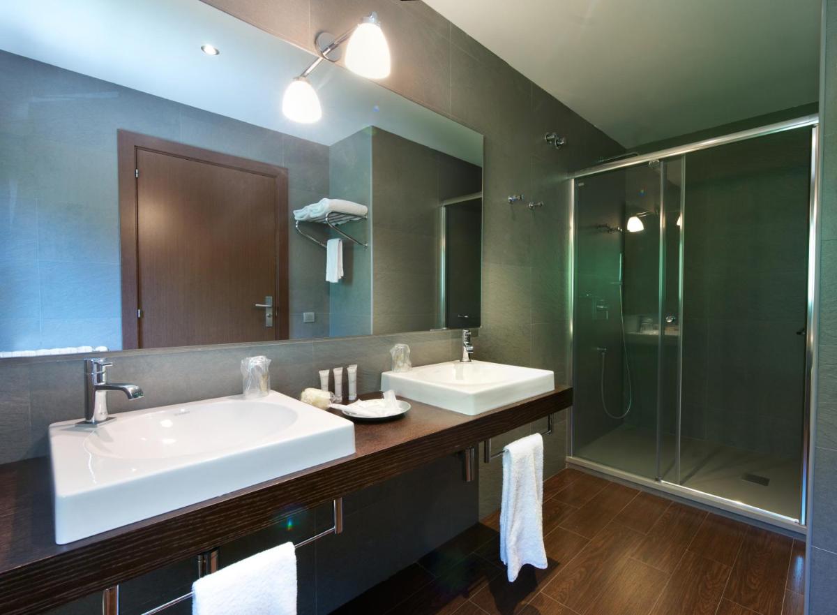 Un baño de Hotel Manantial