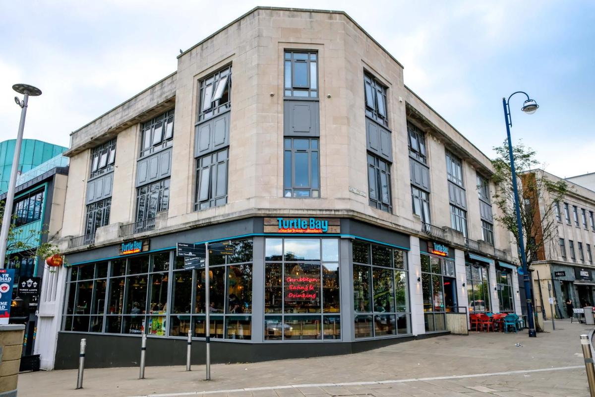 Cwtsh Hostel Central Swansea, Social & Modern, Near Train Station - Housity