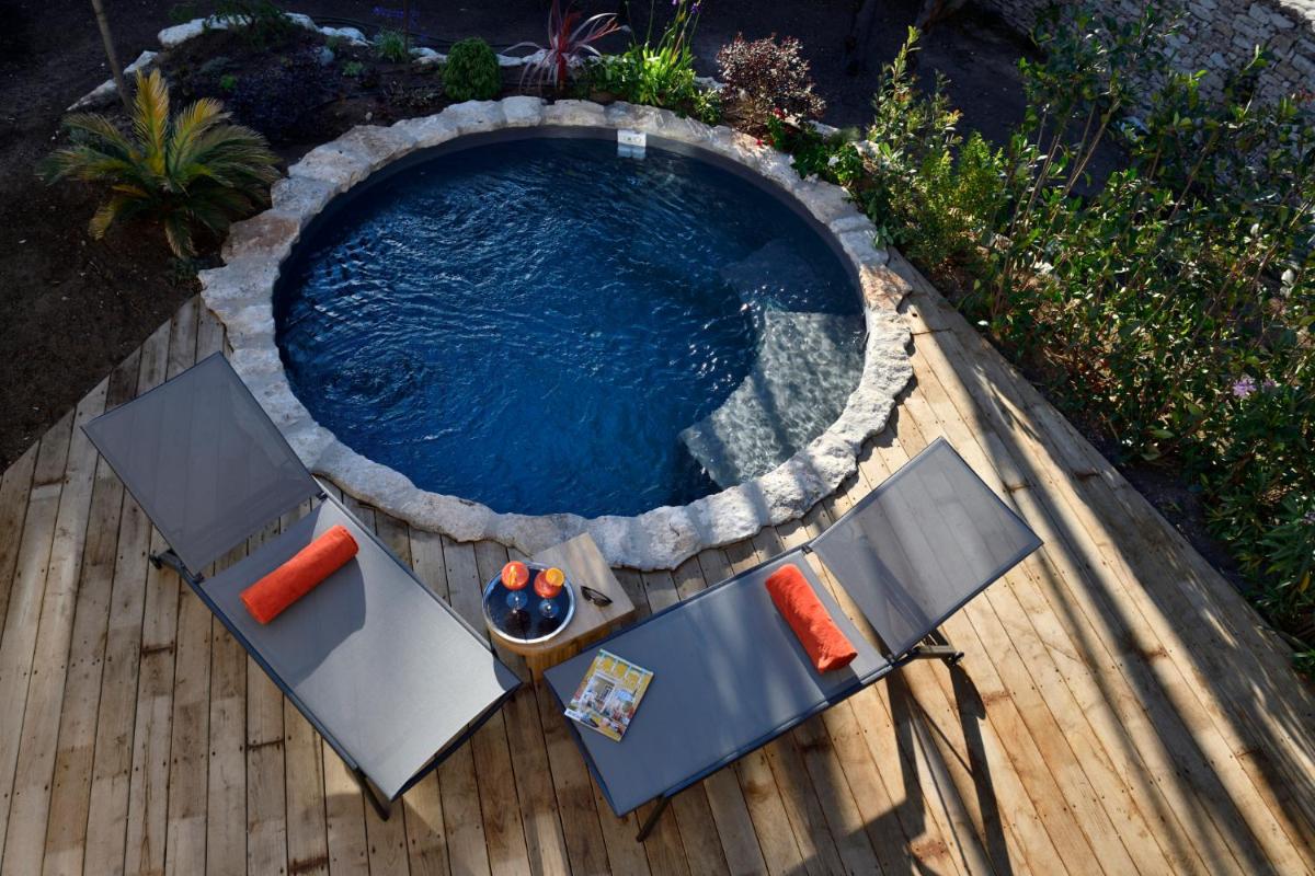 Piscine de l'établissement A SPERANZA Suites avec piscine privative chauffée ou située à proximité