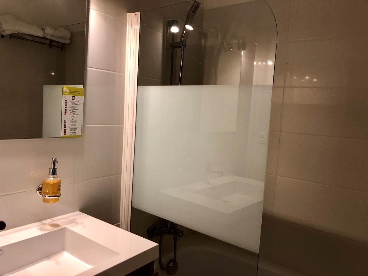 Salle de bains dans l'établissement Hôtel Saint Louis