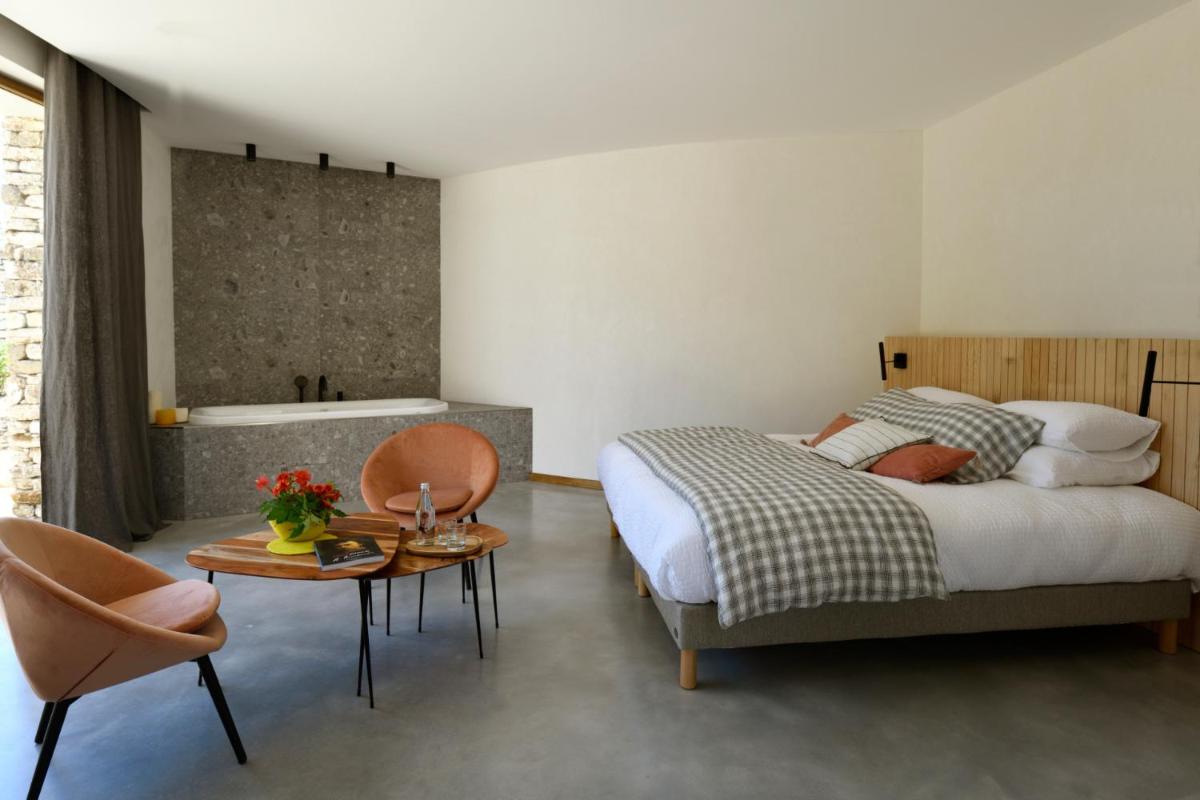 Un ou plusieurs lits dans un hébergement de l'établissement A SPERANZA Suites avec piscine privative chauffée