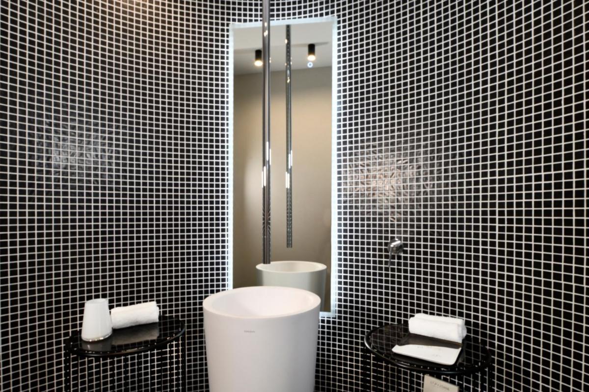 Salle de bains dans l'établissement A SPERANZA Suites avec piscine privative chauffée