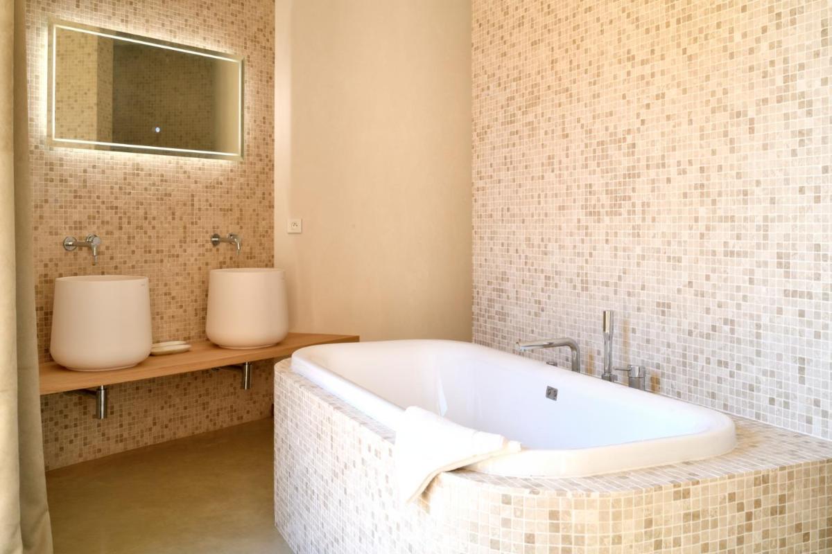 Salle de bains dans l'établissement A SPERANZA Suites avec piscine privative chauffée