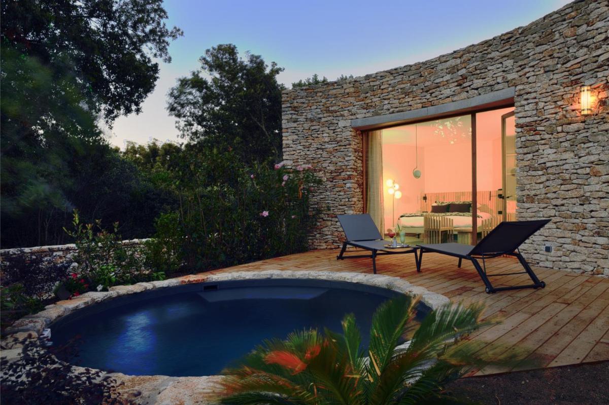 Piscine de l'établissement A SPERANZA Suites avec piscine privative chauffée ou située à proximité