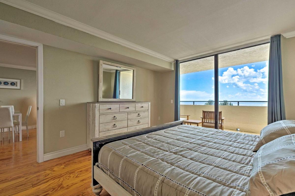 Modern Waterfront Hudson Condo with Resort Pool! - Housity