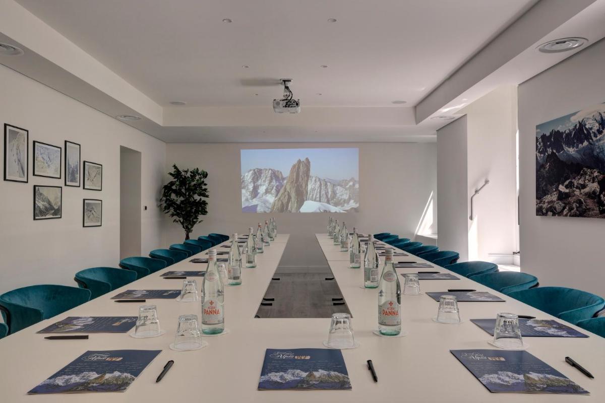 Espace de conférence ou salle de réunion dans l'établissement Grand Hôtel des Alpes