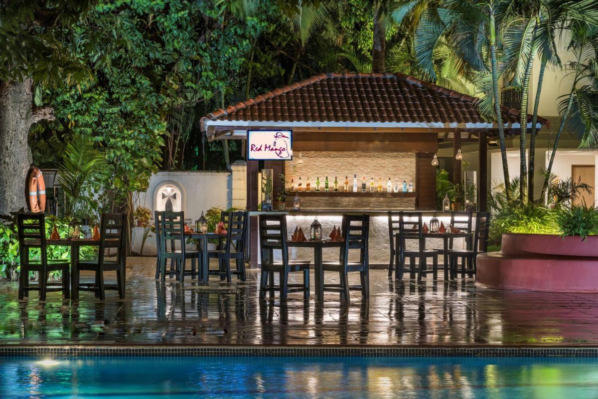 a bar in the middle of a swimming pool at Radisson Goa Candolim in Candolim