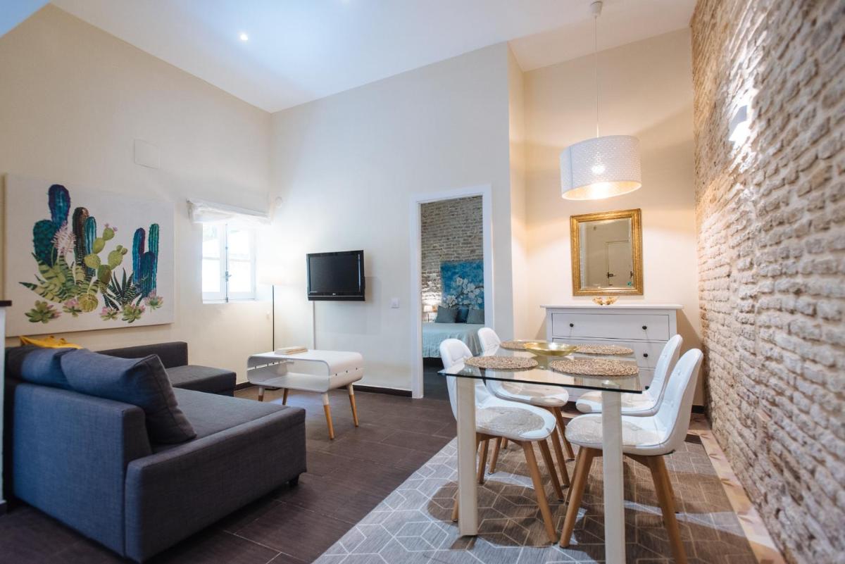 Suitetrails - Cozy Apartment in House-Palace with Private Patio