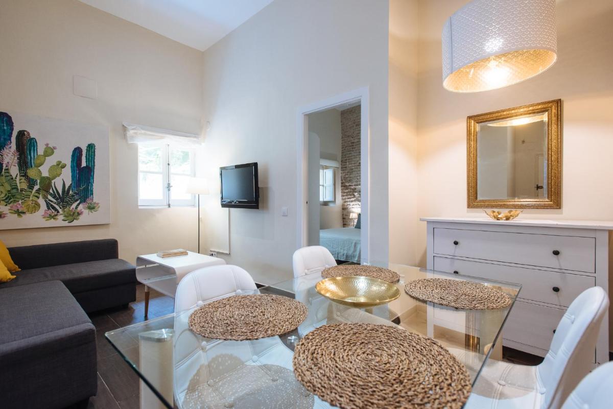 Suitetrails - Cozy Apartment in House-Palace with Private Patio