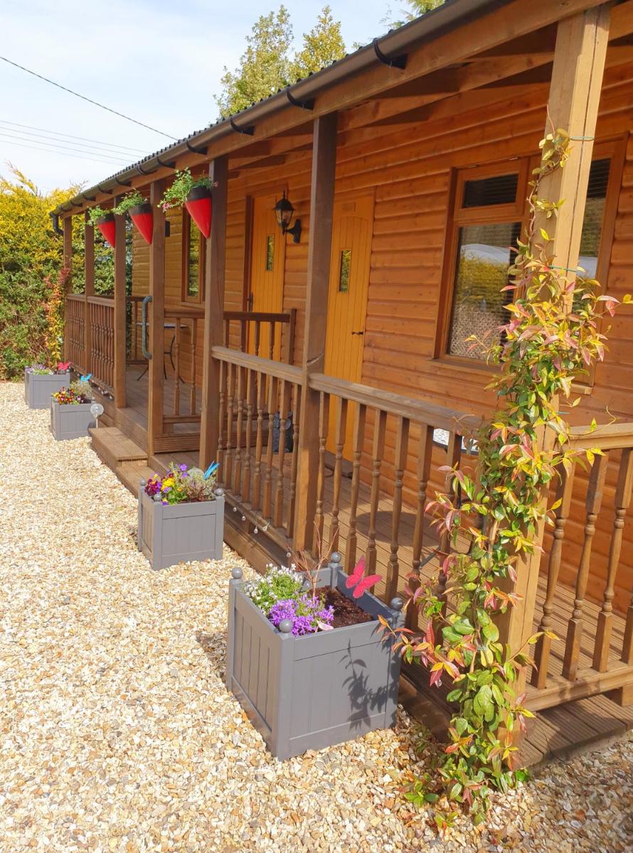 Lyonshall Lodge - Housity