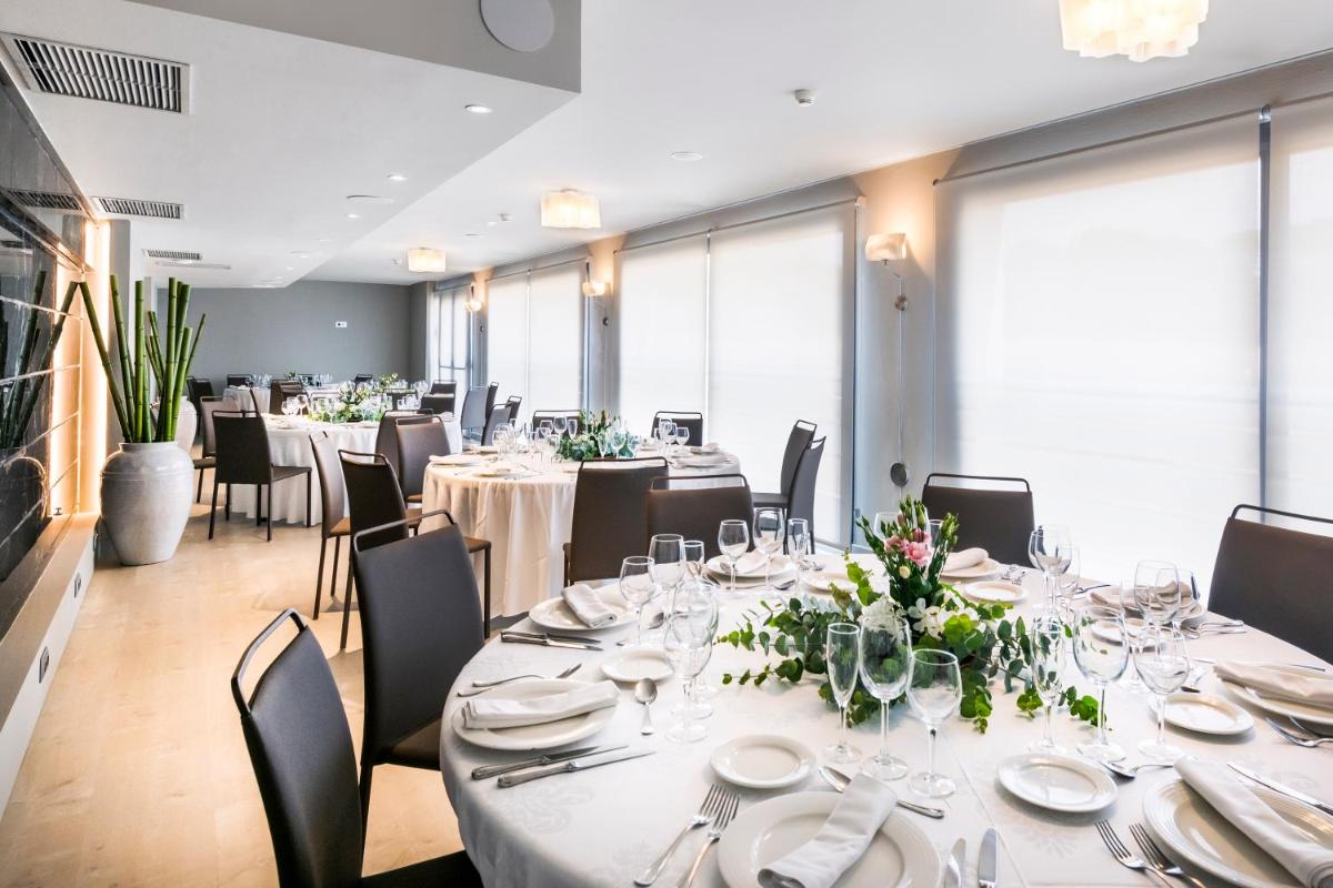 Un restaurante o sitio para comer en Salles Hotel Aeroport de Girona