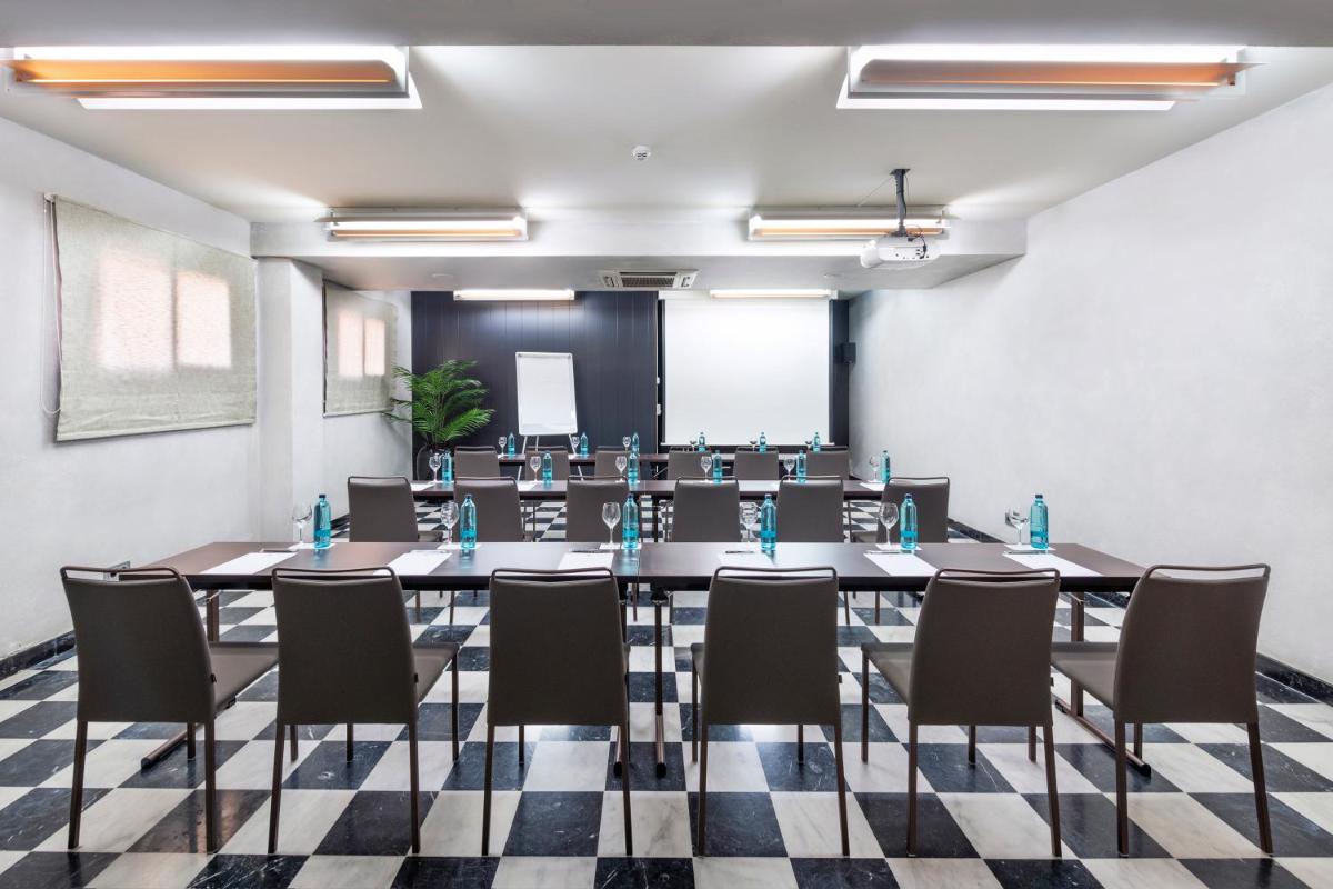 Imagen de la galería de Salles Hotel Aeroport de Girona, en Riudellots de la Selva