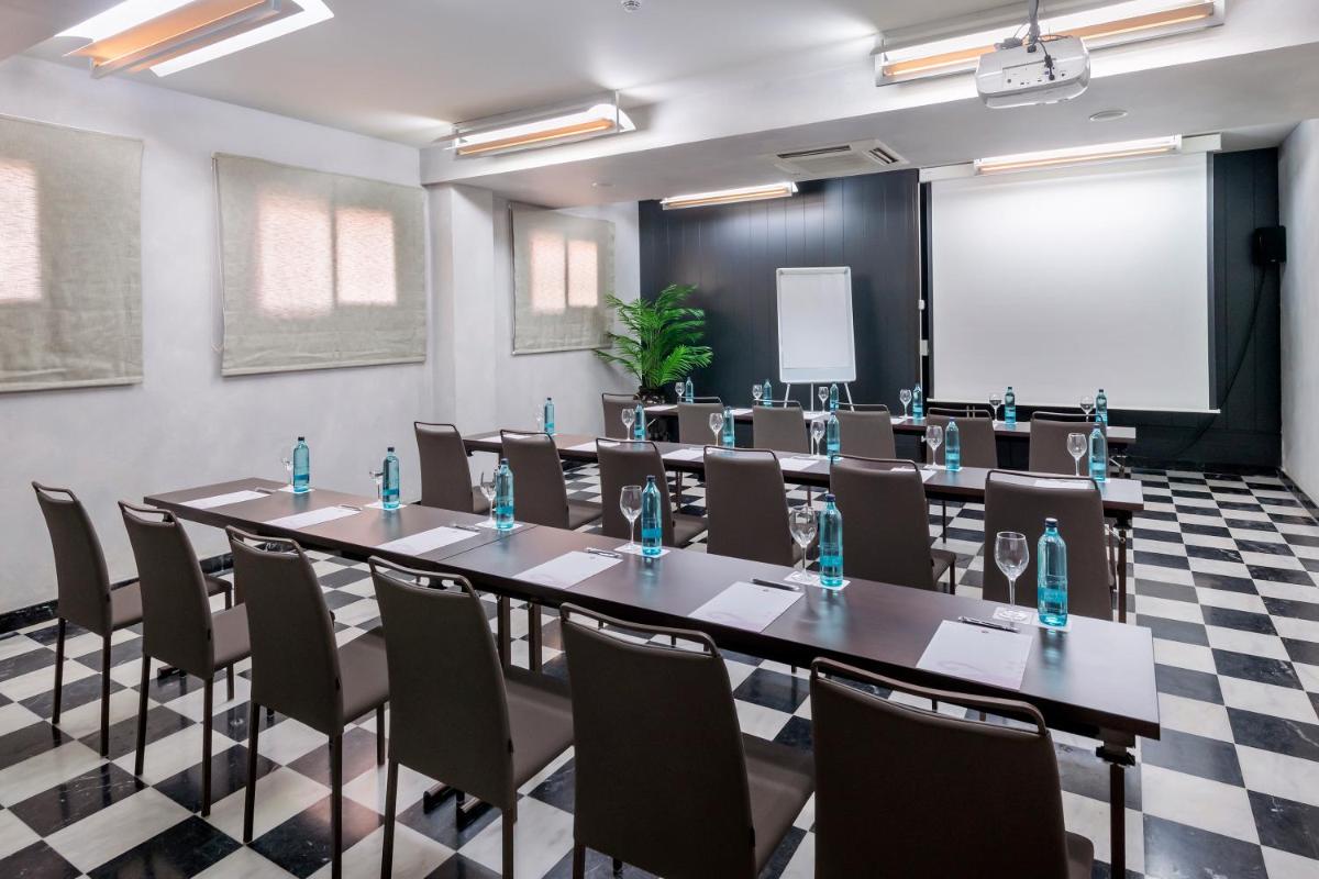 una sala de conferencias con una mesa larga y sillas en Salles Hotel Aeroport de Girona, en Riudellots de la Selva 41 fotos más