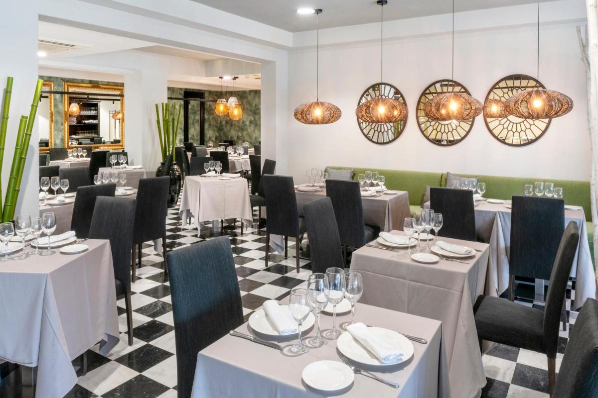 Un restaurante o sitio para comer en Salles Hotel Aeroport de Girona