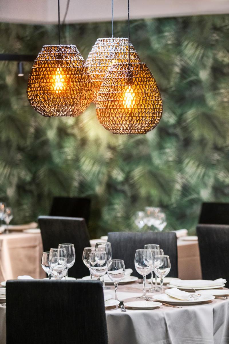 Un restaurante o sitio para comer en Salles Hotel Aeroport de Girona