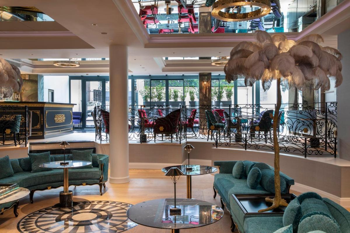 un hall d'entrée avec des canapés, des tables et des chaises dans l'établissement Paris j'Adore Hotel & Spa, à Paris