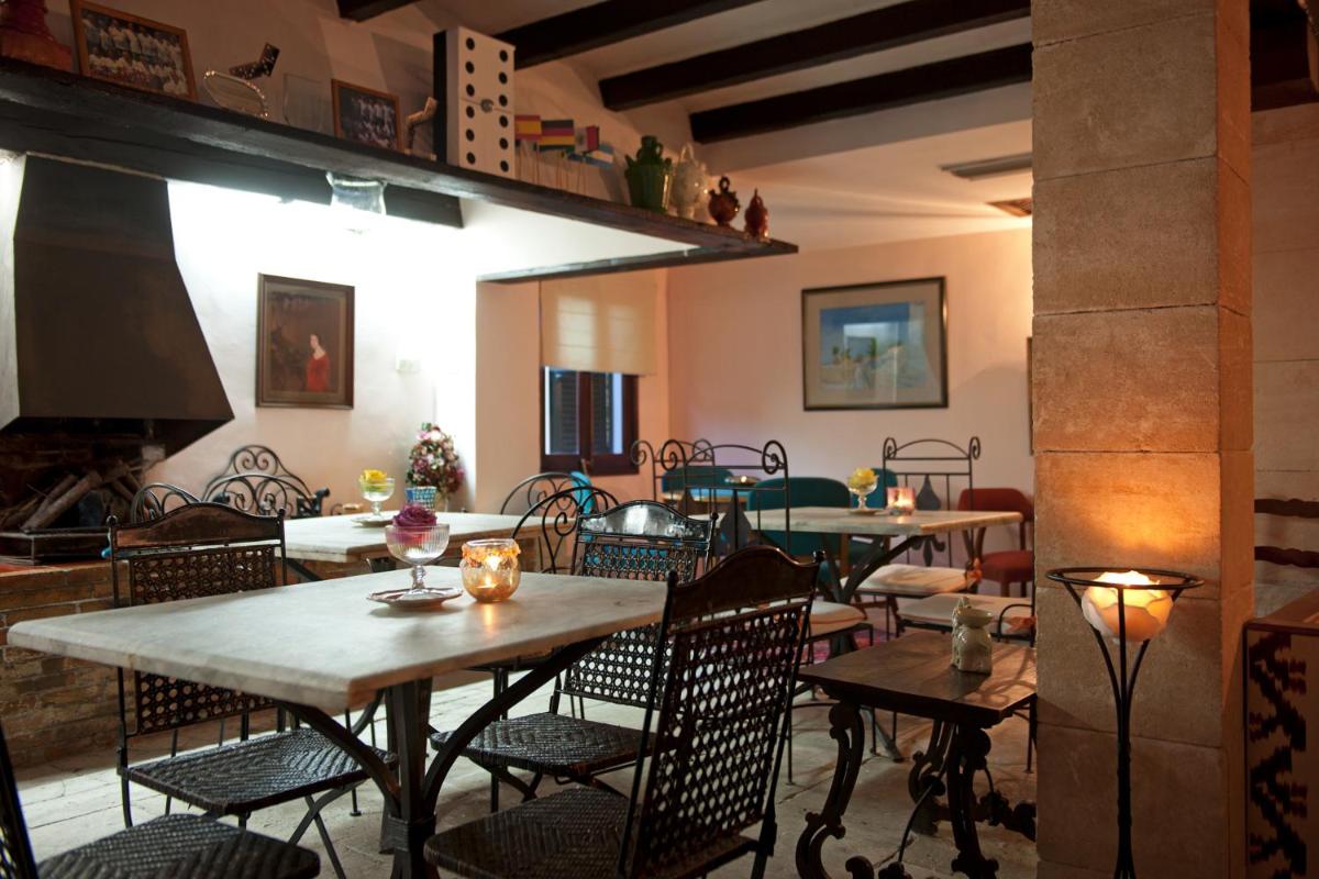 Un restaurante con mesas y sillas en una habitación. en Hotel Bahia, en Paguera