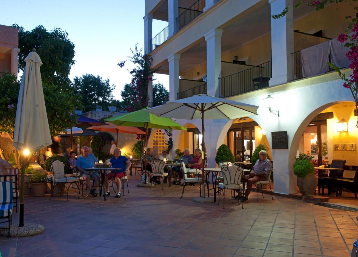Un restaurante o sitio para comer en Hotel Bahia