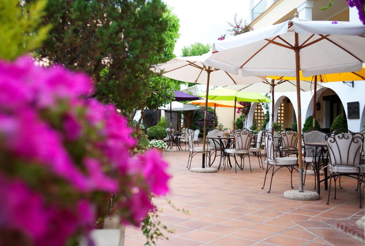 Un restaurante o sitio para comer en Hotel Bahia