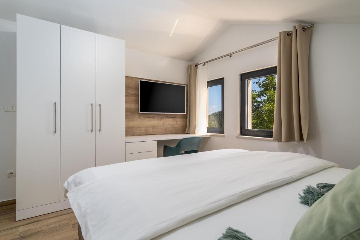 Suitetrails - NEW! Villa Falcon House, 3-bedroom villa with heated 36 sqm pool, Jacuzzi, Finnish sauna