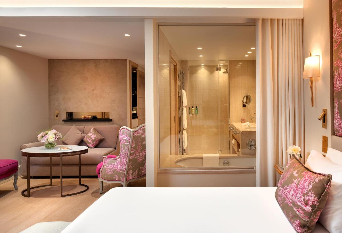une chambre d'hôtel avec un lit et une salle de bain dans l'établissement Domaine du Mas De Pierre, à Saint-Paul-de-Vence
