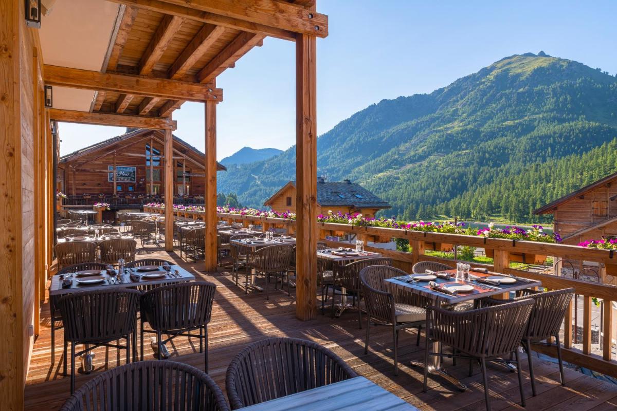 Vue générale sur la montagne ou vue sur la montagne depuis l'hôtel