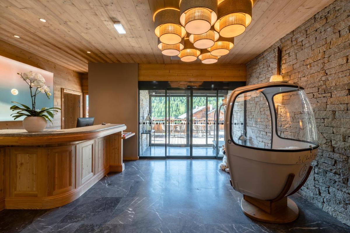 une grande salle de bains avec une baignoire au milieu d'une pièce dans l'établissement Le Chalet Blanc Hôtel & Spa, à Montgenèvre