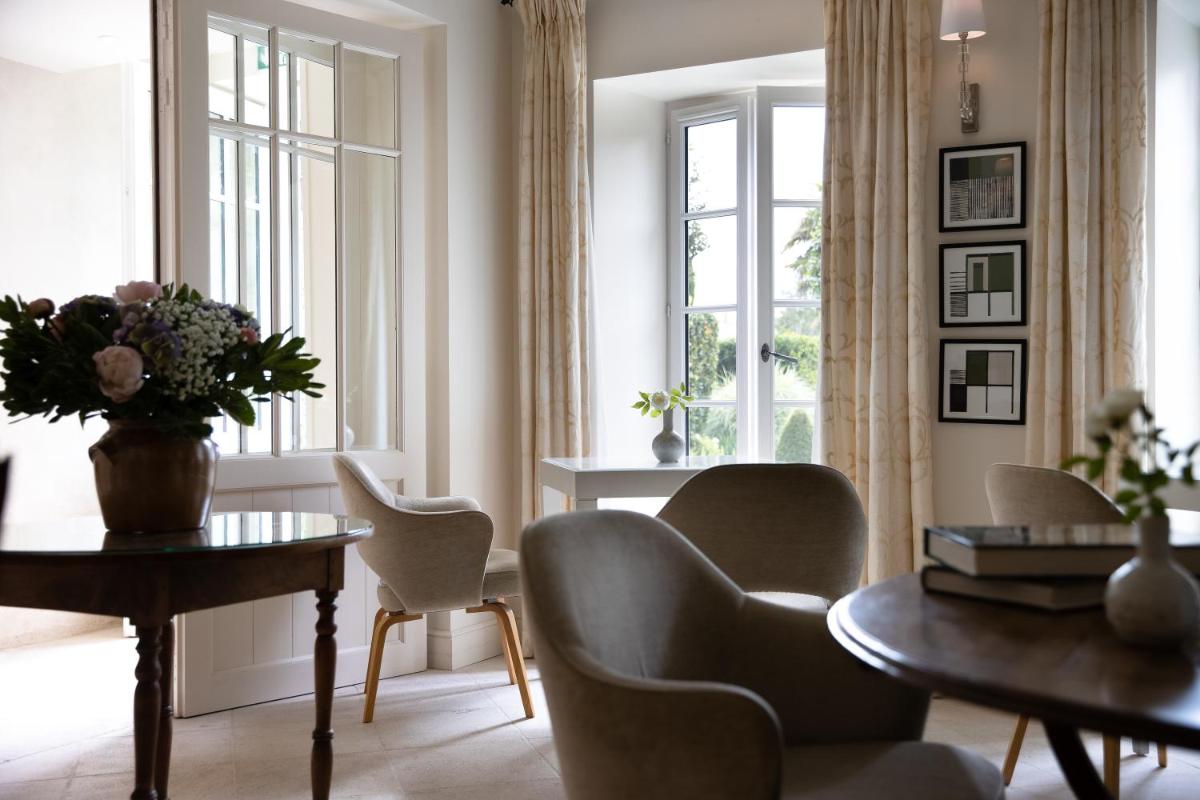 un salon avec des chaises et une table dans l'établissement Villa Clarisse & Spa by Olivier Claire, à Saint-Martin-de-Ré