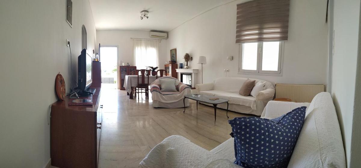 Charming 2-Bed Vacation House in Lagonisi Attikis - Housity