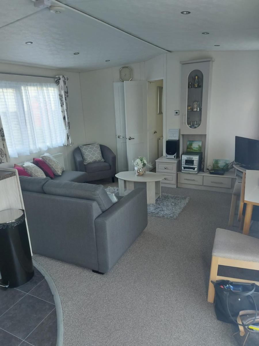 Summer Lodge lovely big caravan in Hastings sleeps 6 free WiFi in caravan - Housity