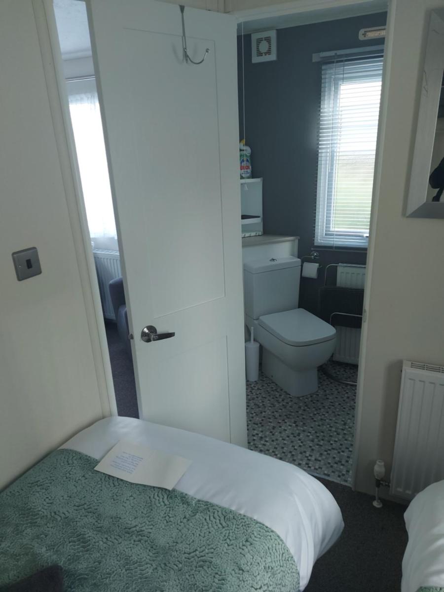 Summer Lodge lovely big caravan in Hastings sleeps 6 free WiFi in caravan - Housity