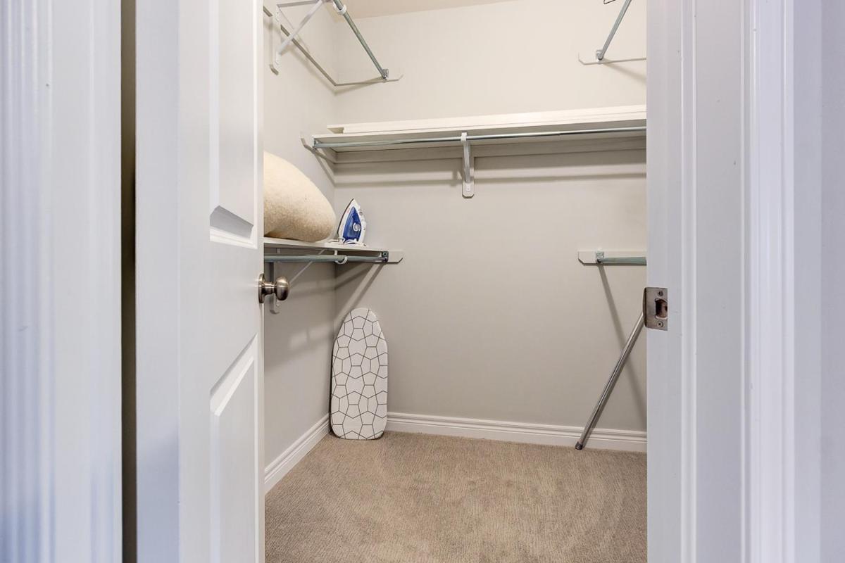 Luxury whole house mins from Niagara Falls & Brock uni - Housity