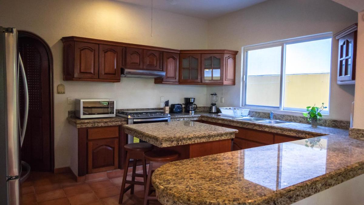 Suitetrails - VILLA LUCIERNAGAS, SPACIOUS, PRIVATE Home with pool great location