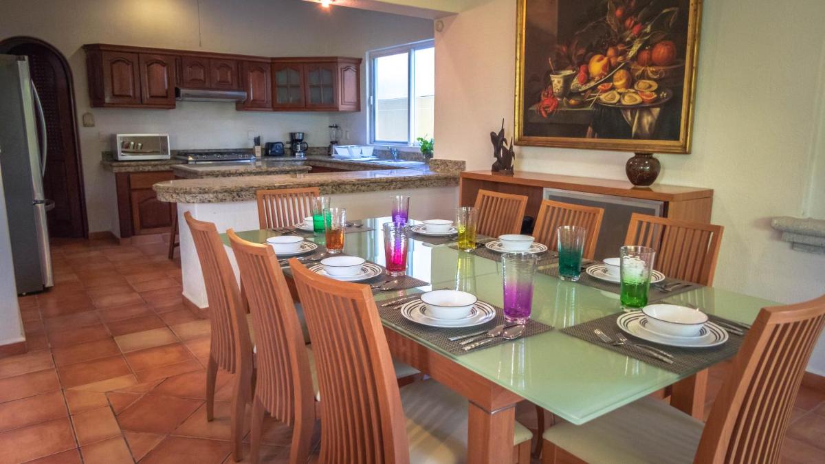 Suitetrails - VILLA LUCIERNAGAS, SPACIOUS, PRIVATE Home with pool great location