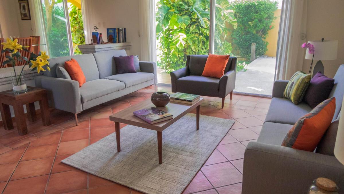 Suitetrails - VILLA LUCIERNAGAS, SPACIOUS, PRIVATE Home with pool great location